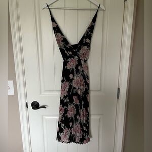Size M Leith pleated floral midi dress